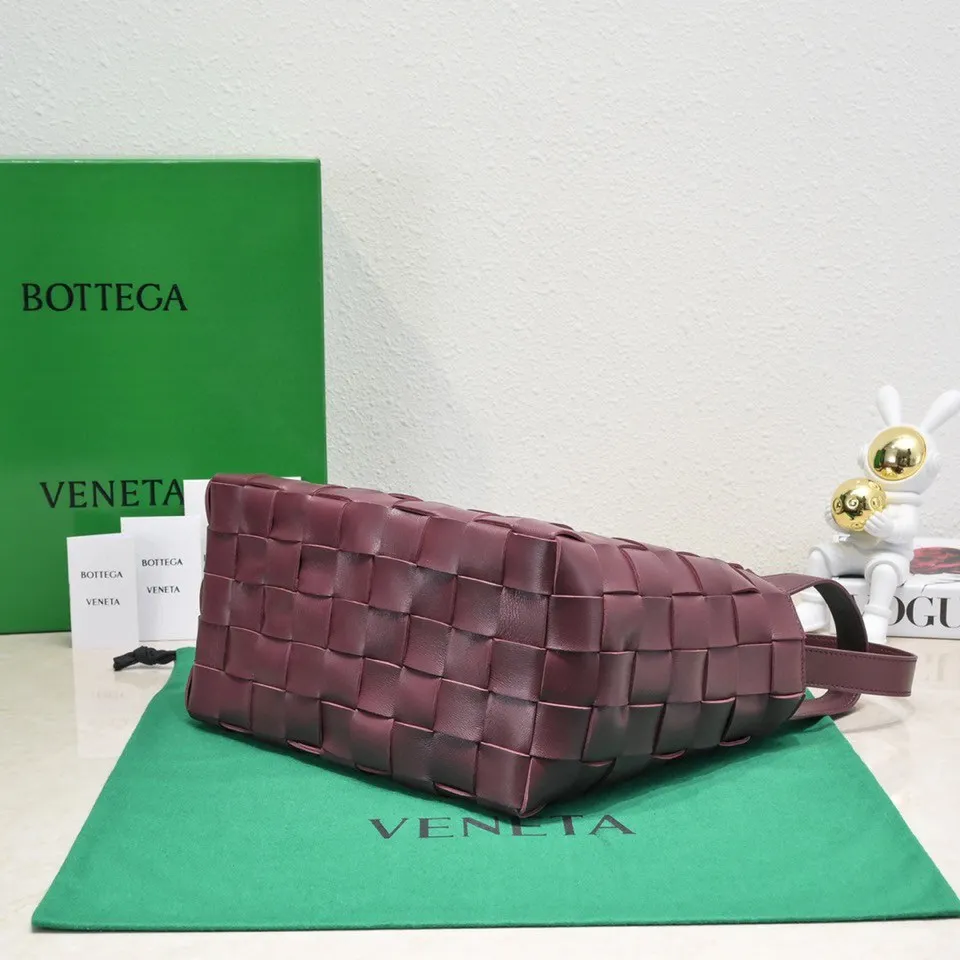 Batch 2600 BottegaVeneta What can be packed in the new bowling bag? Have you got the new bowling bag? Super large capacity ~ The key is low-key, simple and casual style ~ the fashion sense is not reduced at all. It combines BV's classic woven elements and can also be used for computers. The length of the shoulder straps can be adjusted. It is suitable for tall girls to carry. Boys also have a sunny back☀️ Style number: 7466# Size: 28*21*16